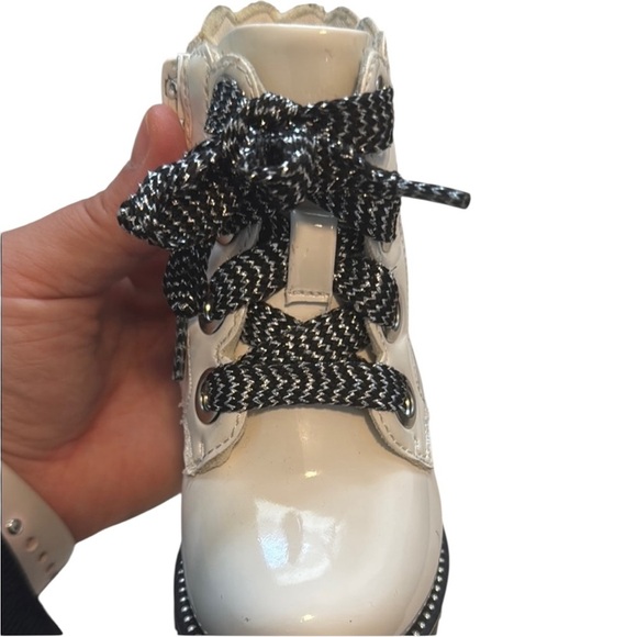 Cynthia Rowley Toddler White and Black Lace-Up Boots Size 5 - Picture 9 of 10